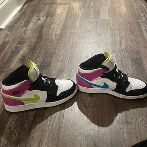 Jordan 1 Mid White Black Cyber Pink